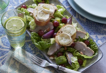 Sund og velsmagende salat med andebryst og gedeost på flute.
