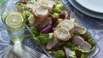 Sund og velsmagende salat med andebryst og gedeost på flute.