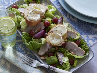 Sund og velsmagende salat med andebryst og gedeost på flute.