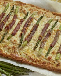 Hjemmelavet tærte med fyld af kylling og grønne asparges