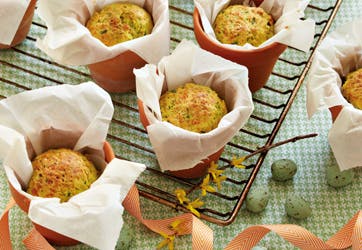 Små, gyldne påske-madbrød med gurkemeje og cheddar