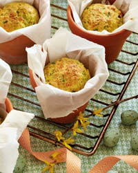 Små, gyldne påske-madbrød med gurkemeje og cheddar