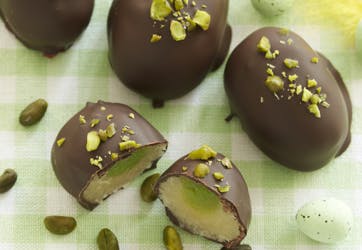 Påskeæg med pistacie, marcipan og chokolade