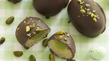 Påskeæg med pistacie, marcipan og chokolade