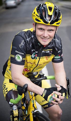 https://imgix.familiejournal.dk/media/websites/familiejournalen-dot-dk/website/artikler/27-etbenet-cykelrytter-art.jpg