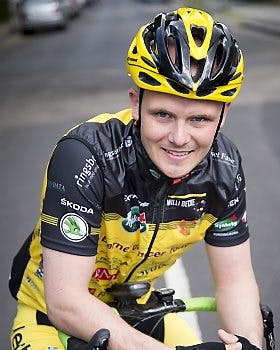 https://imgix.familiejournal.dk/media/websites/familiejournalen-dot-dk/website/artikler/27-etbenet-cykelrytter-art.jpg
