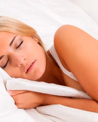 https://imgix.familiejournal.dk/media/websites/familiejournalen-dot-dk/website/artikler/krop-og-sjael/2012/09/38-tips-om-soevn-2-362.jpg