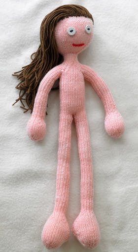 https://imgix.familiejournal.dk/media/websites/familiejournalen-dot-dk/website/handarbejde/strik-til-born/2012/08/33-strikkedukken-280.jpg