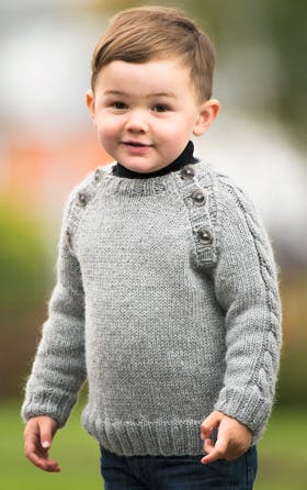 https://imgix.familiejournal.dk/media/websites/familiejournalen-dot-dk/website/handarbejde/strik-til-born/2012/12/52-drenge-sweater-280.jpg