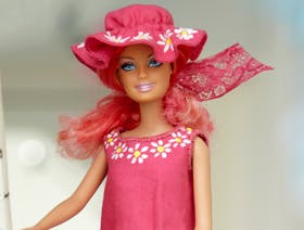 https://imgix.familiejournal.dk/media/websites/familiejournalen-dot-dk/website/handarbejde/sy-selv/2012/05/22-barbie-yvonne-280.jpg