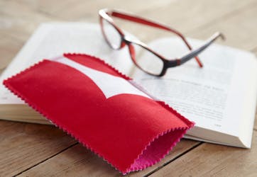 https://imgix.familiejournal.dk/media/websites/familiejournalen-dot-dk/website/handarbejde/sy-selv/2012/07/30-brilleetui-362.jpg