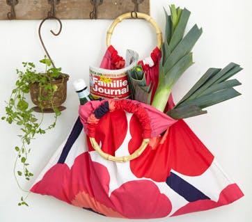 https://imgix.familiejournal.dk/media/websites/familiejournalen-dot-dk/website/handarbejde/sy-selv/2012/07/30-taske-362.jpg