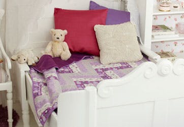https://imgix.familiejournal.dk/media/websites/familiejournalen-dot-dk/website/handarbejde/sy-selv/2012/07/31-patchworktaeppe-362.jpg