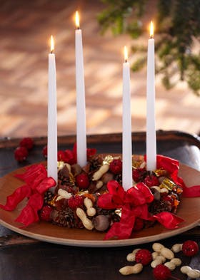 https://imgix.familiejournal.dk/media/websites/familiejournalen-dot-dk/website/jul/1-juledekorationer/2012/47-krans-med-noedder-280.jpg