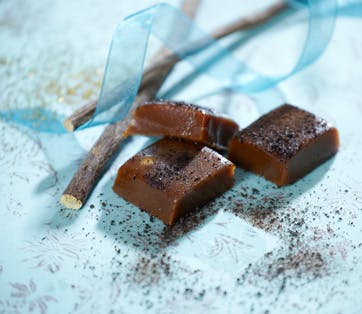 https://imgix.familiejournal.dk/media/websites/familiejournalen-dot-dk/website/jul/1-julemad/2012/12/49-floedekarameller-med-lakridssmag-362.jpg
