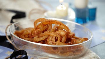 Hjemmelavede flæskesvær med chili