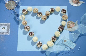 https://imgix.familiejournal.dk/media/websites/familiejournalen-dot-dk/website/jul/1-julemad/2012/12/49-hvid-chokolade-limone-362.jpg