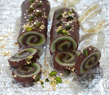 https://imgix.familiejournal.dk/media/websites/familiejournalen-dot-dk/website/jul/1-julemad/2012/12/49-marcipanbroed-med-baileys-og-pistacie-362.jpg