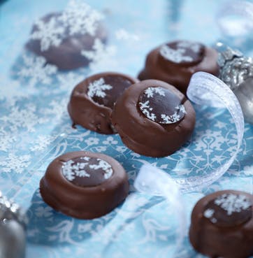 https://imgix.familiejournal.dk/media/websites/familiejournalen-dot-dk/website/jul/1-julemad/2012/12/49-valnoeddestykker-362.jpg
