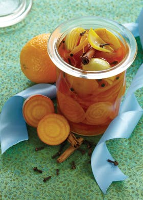 https://imgix.familiejournal.dk/media/websites/familiejournalen-dot-dk/website/jul/1-julemad/2012/12/50-appelsinsyltede-gule-beder-280.jpg