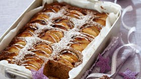 Krydret karamel-æblekage med dadler og kardemomme