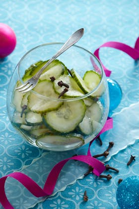 https://imgix.familiejournal.dk/media/websites/familiejournalen-dot-dk/website/jul/1-julemad/2012/12/51-agurkesalat-280.jpg
