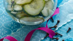 Agurkesalat med nelliker og peberrod