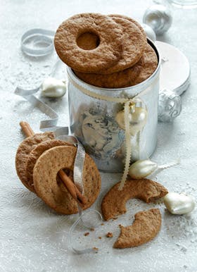 https://imgix.familiejournal.dk/media/websites/familiejournalen-dot-dk/website/jul/1-julemad/2012/12/52-kanelknaekbroed-280.jpg