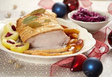 Flæskesteg opskrift med rødkålssalat og brunede kartofler