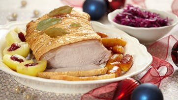 Flæskesteg opskrift med rødkålssalat og brunede kartofler