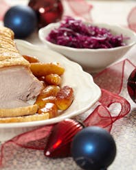 Flæskesteg opskrift med rødkålssalat og brunede kartofler