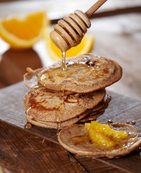 Kanel-pandekager med appelsin