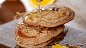 Kanel-pandekager med appelsin