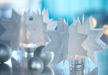 https://imgix.familiejournal.dk/media/websites/familiejournalen-dot-dk/website/jul/1-julepynt/2012/48-fyrfadsskjuler-362.jpg