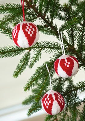 Strikkede julekugler med julehjerte motiv