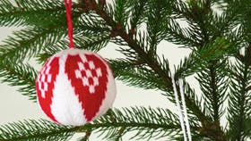 Strikkede julekugler med julehjerte motiv