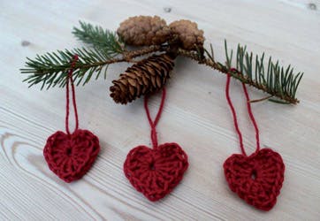 Tre små hæklede hjerter