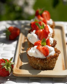 https://imgix.familiejournal.dk/media/websites/familiejournalen-dot-dk/website/mad/bagvark/2012/06/23-sproede-havrekager-med-hyldeblomstfloede-og-jordbaer-280.jpg