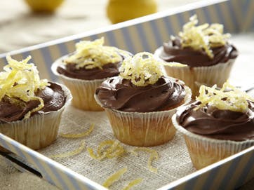 https://imgix.familiejournal.dk/media/websites/familiejournalen-dot-dk/website/mad/bagvark/2012/07/30-lemoncurd-cupcake-362.jpg