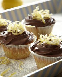 https://imgix.familiejournal.dk/media/websites/familiejournalen-dot-dk/website/mad/bagvark/2012/07/30-lemoncurd-cupcake-362.jpg