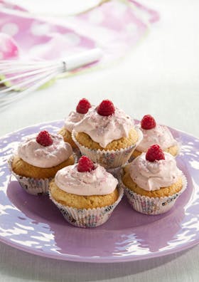https://imgix.familiejournal.dk/media/websites/familiejournalen-dot-dk/website/mad/bagvark/2012/07/31-elviras-cupcakes-med-hindbaer-280.jpg