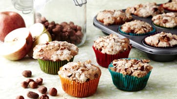 Æblekage-muffins med tranebær og hasselnødde-knas