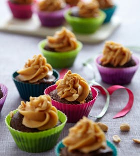 https://imgix.familiejournal.dk/media/websites/familiejournalen-dot-dk/website/mad/bagvark/2012/09/39-chokomuffins-med-peanutscreme-280.jpg
