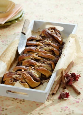 https://imgix.familiejournal.dk/media/websites/familiejournalen-dot-dk/website/mad/bagvark/2012/10/41-kanelstang-280.jpg