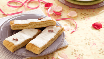 Klassisk rosenbrød med rosenvand og glasur