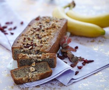 https://imgix.familiejournal.dk/media/websites/familiejournalen-dot-dk/website/mad/bagvark/2012/10/43-banankage-med-noedder-og-tranebaer-362.jpg