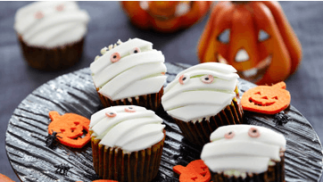 Små mumiekager med hvis icing og øjne