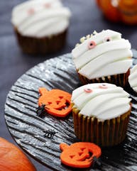 Små mumiekager med hvis icing og øjne