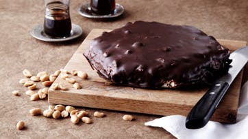 Chokoladekage med peanutskum og smag af P-tærte