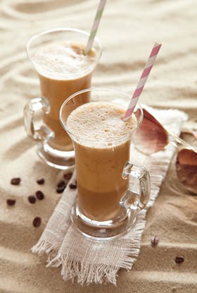 https://imgix.familiejournal.dk/media/websites/familiejournalen-dot-dk/website/mad/desserter/2012/07/28-iskaffe-280.jpg